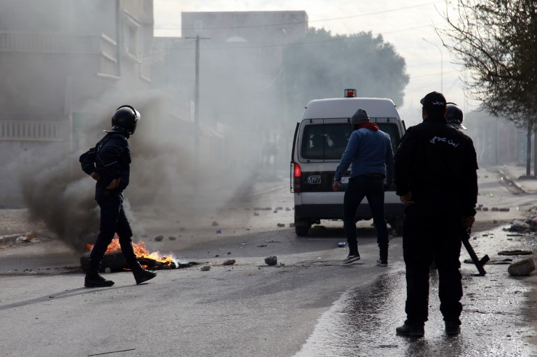 مواجهات بين الشرطة والمحتجين في القصرين بعد أن أحرق مصور نفسه احتجاجا على تردي وضعه الاجتماعي