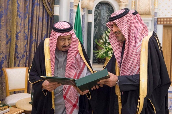 العاهل السعودي خلال تسلمه تقرير ديوان المراقبة
