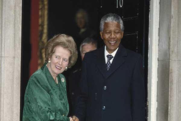 مارغريت تاتشر تلتقي بنيلسون مانديلا في 10 داوننغ ستريت في 4 يوليو