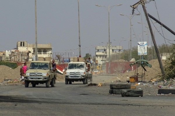 عناصر من القوات الموالية للحكومة اليمنية يتجمعون أمام المدخل الغربي لمدينة الحديدة