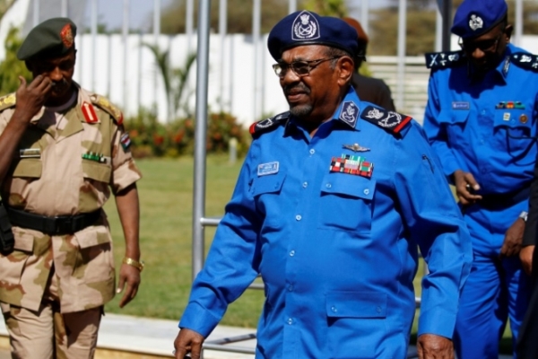 الرئيس السوداني عمر البشير قبيل لقائه ضباط الشرطة في الخرطوم