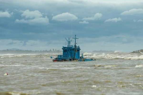 قارب صيد يغرق قبالة شواطئ ولاية ناراثيوات في جنوب تايلاند بتاريخ 4 يناير 2019 بسبب العاصفة الإستوائية "بابوك"