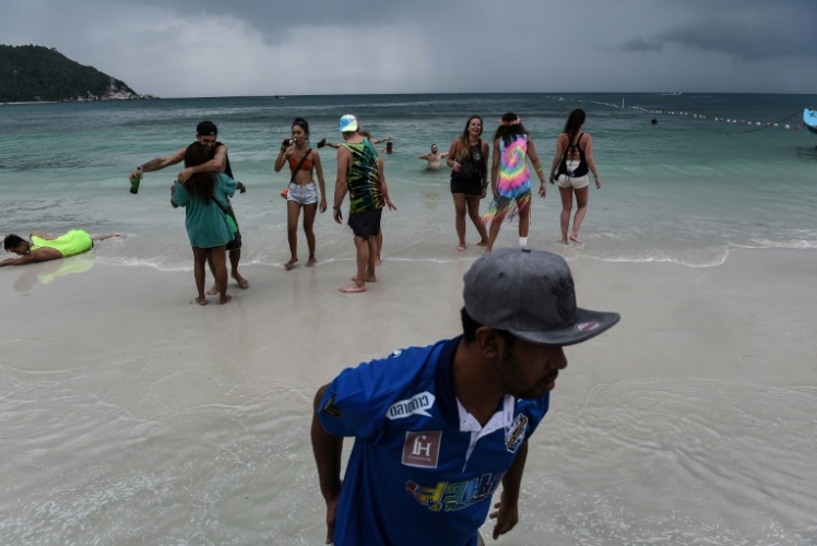 السياح يفرون من جزر تايلاندية قبيل وصول العاصفة بابوك