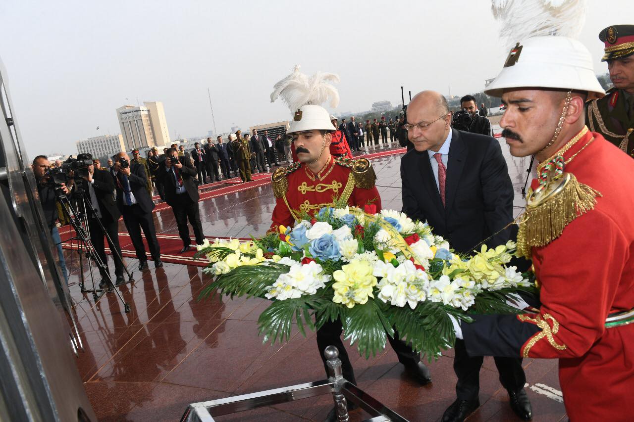 الرئيس صالح يضع اكليلا من الزهور على ضريح الجندي المجهول في بغداد