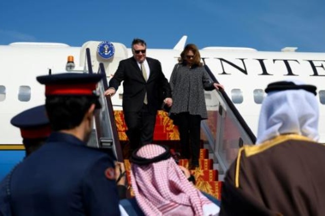 وصول وزير الخارجية الأميركي مايك بومبيو وزوجته سوزان إلى مطار المنامة، الجمعة 11 كانون الثاني/يناير 2019