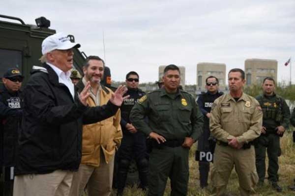 الرئيس الأميركي يتفقد الحدود مع المكسيك خلال زيارة إلى مدينة ماكالين بتاريخ 10 يناير 2019