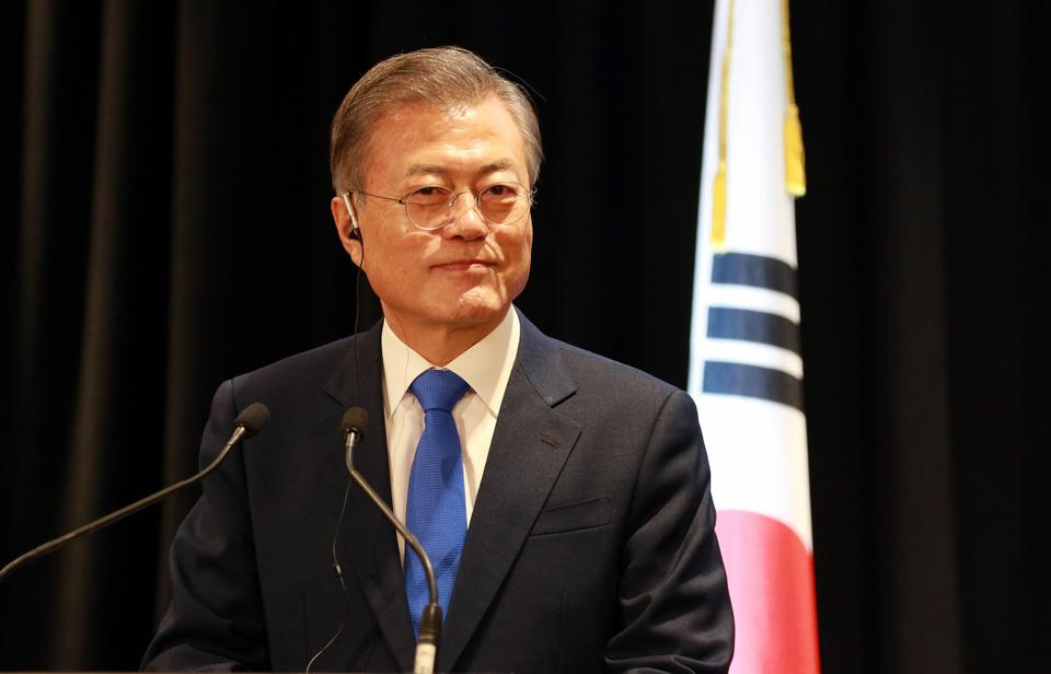 مون: الشروط توافرت لاستئناف المشاريع الاقتصادية بين الكوريّتين
