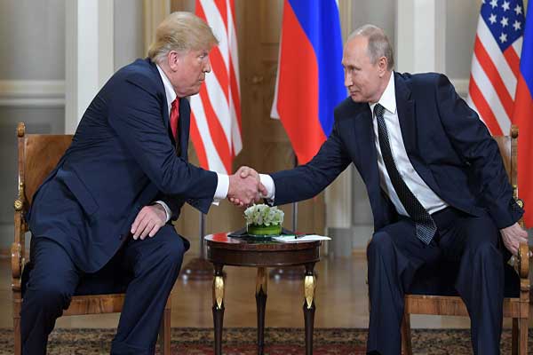 مصافحة بين الرئيسين الأميركي دونالد ترمب والروسي فلاديمير بوتين في هلسنكي بتاريخ 16 يوليو 2018