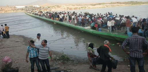 لاجئون سوريون يعبرون جسر فيشخابور على نهر دجلة الى اقليم كردستان العراق