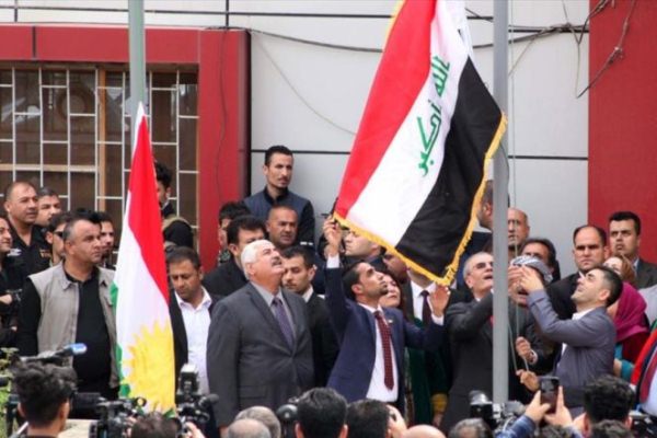 السلطات الاتحادية تنزل علم كردستان في كركوك وترفع مكانه العلم العراقي في اكتوبر 2017