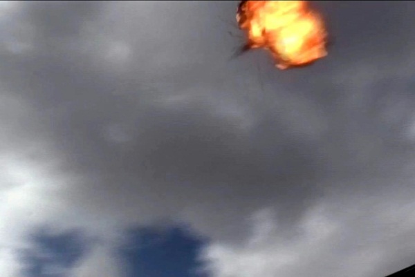 صورة عن شريط فيديو لحظة انفجار الطائرة المسيرة فوق قاعدة عسكرية تابعة للقوات الحكومية في جنوب اليمن