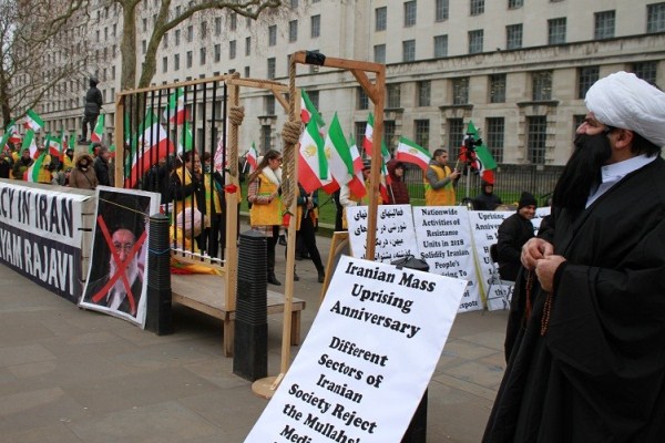 محتجون أمام مقر رئاسة الحكومة البريطانية في لندن ضد 