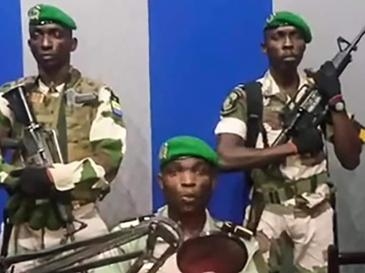 جنود مشاركون في الانقلاب الفاشل خلال القاء خطاب إذاعي