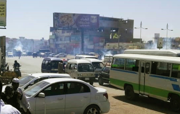 دخان قنابل الغاز المسيل للدموع خلال تظاهرة احتجاجية في أم درمان السودانية في 9 يناير 2019
