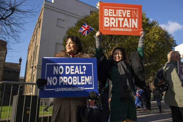 ناشطون يرفعون لافتات مؤيدة لبريكست أمام البرلمان البريطاني في لندن بتاريخ 8 يناير 2019