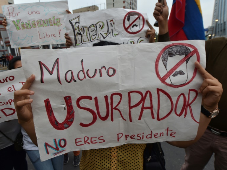 فنزويليون معارضون لمادورو يقتحمون سفارة بلادهم في البيرو