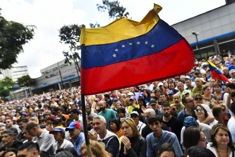 رئيس البرلمان المعارض يدعو إلى تعبئة لتشكيل حكومة انتقالية في فنزويلا