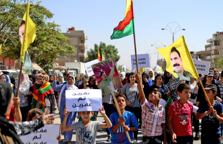 متظاهرون اكراد يحملون صور عبد الله اوجلان زعيم حزب العمال الكردستاني في مدينة القامشلي السورية في العشرين من سبتمبر 2018