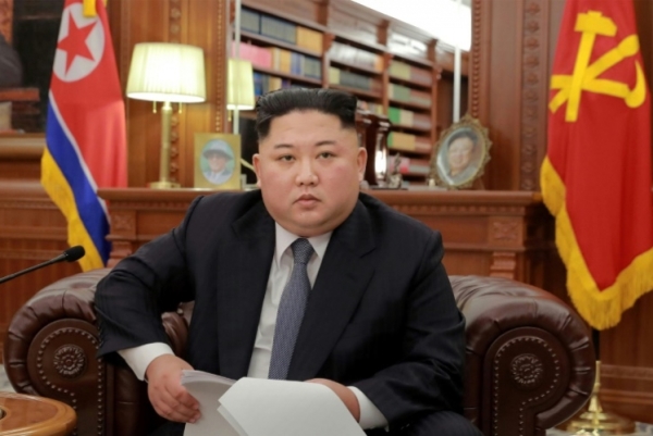 صورة وزعتها وكالة الانباء المركزية الكورية الشمالية تظهر زعيم كوريا الشمالية كيم جونغ أون