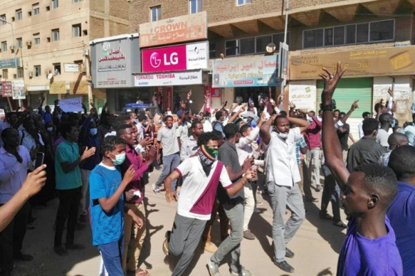 محتجون سودانيون يهتفون بشعارات خلال تظاهرة مناوئة لحكومة في الخرطوم