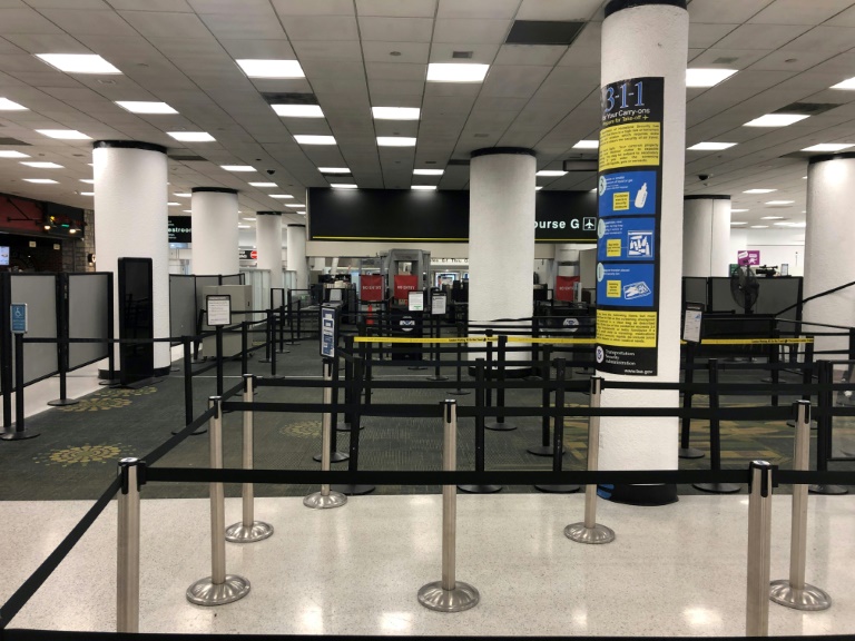 نقطة مراقبة أمنية مقفرة بسبب الإغلاق الجزئي للحكومة الفدرالية الأميركية في مطار ميامي الدولي في 12 يناير 2019 