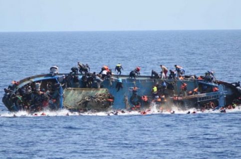 فقدان 15 مهاجراً إثر غرق مركب قبالة السواحل الليبية