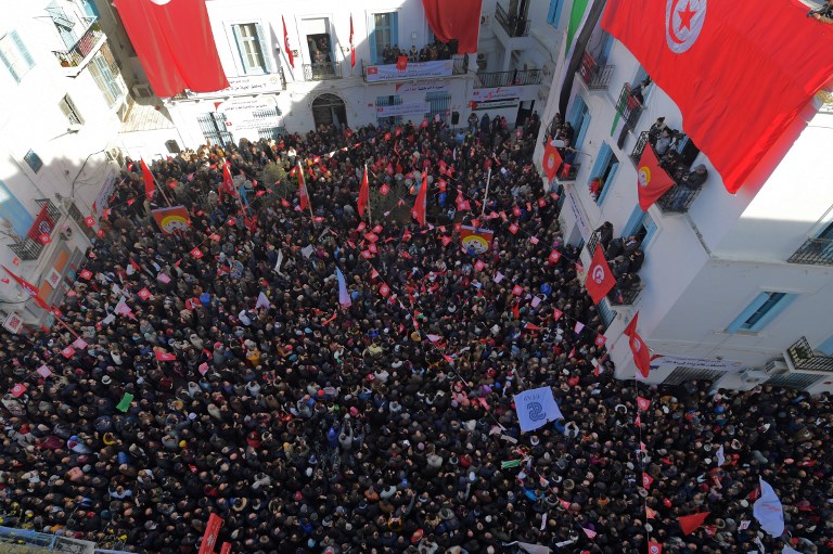نقابيون تونسيون يتجمعون أمام المقر المركزي للاتحاد العام للشغل يوم الخميس غداة اضراب عام 