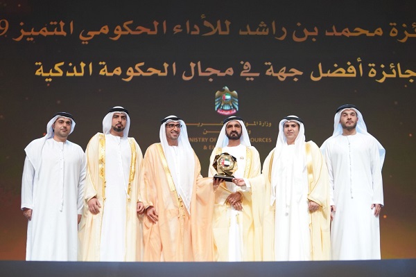 الشيخ محمد بن راشد يكرم الفائزين بجوائز التميز الحكومي في الإمارات