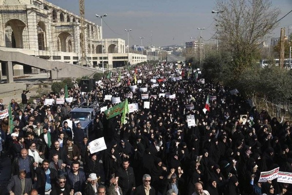 احتجاجات شعبية في إحدى المدن الإيرانية