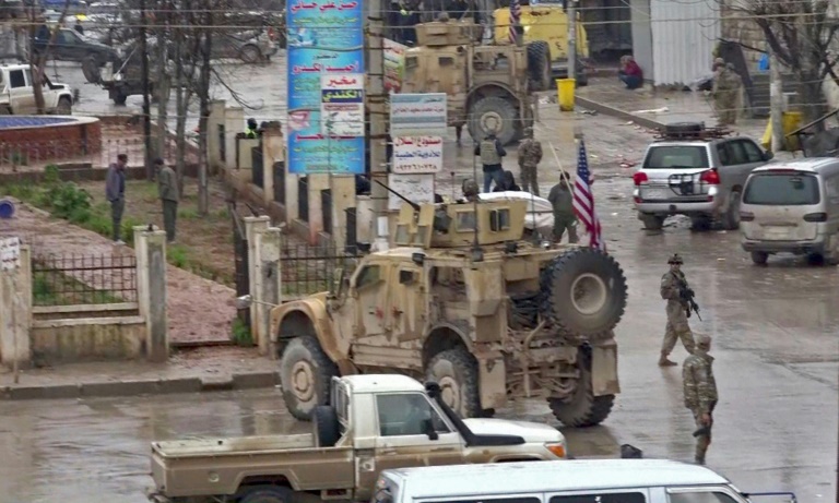 لقطة من فيديو تظهر انتشار جنود أميركيين في موقع الهجوم في منبج في 16 يناير 2019 
