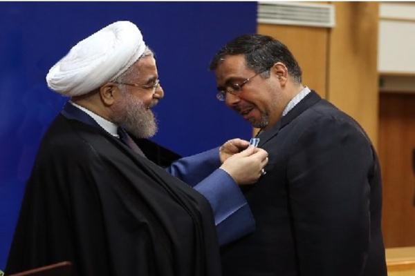 روحاني يقلد غلام حسين محمد نيا وساما رفيعا