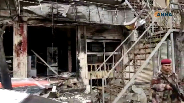 صورة مأخوذة من فيديو نشرته وكالة أنباء هاوار من موقع التفجير الانتحاري في مدينة منبج شمال سوريا