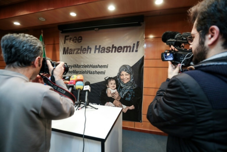 ظريف يعتبر توقيف الصحافية هاشمي 