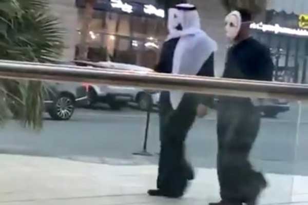 أشخاص يرتدون أقنعة يثيرون هلع الناس في الكويت