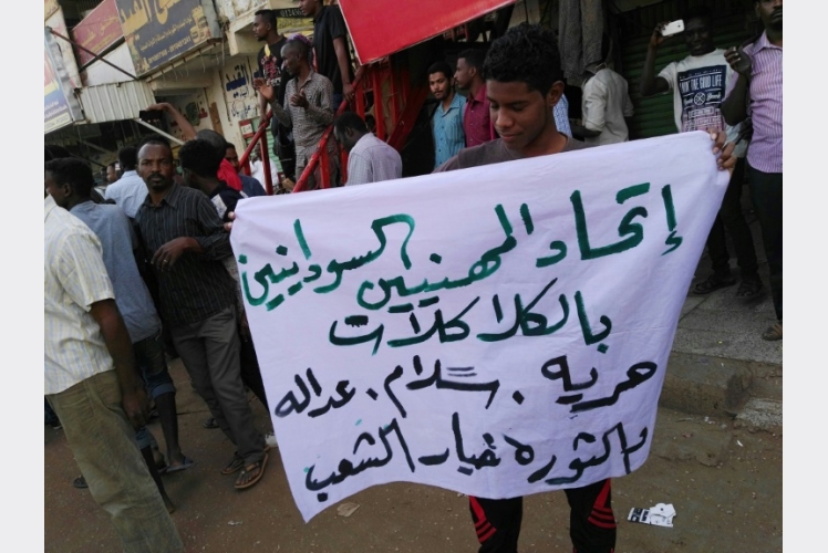 متظاهرون معارضون للحكومة في الخرطوم في 15 يناير 2019