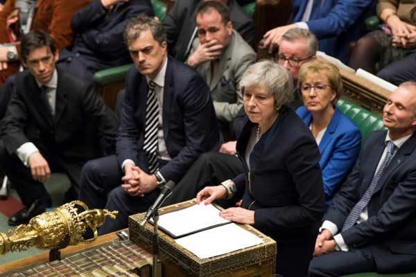 رئيسة الوزراء البريطانية تيريزا ماي متحدثة أمام النواب، في صورة نشرها البرلمان البريطاني في لندن أمس 15 يناير 2019