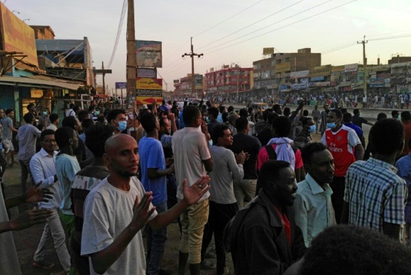 سودانيون يتظاهرون ضد الحكومة في الخرطوم في 15 يناير 2019