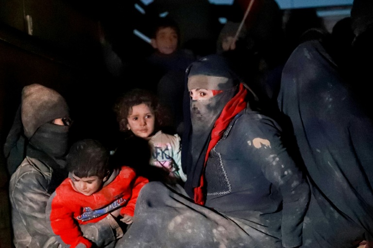 عائلات تفر جراء القصف والجوع من آخر نقاط داعش في شرق سوريا