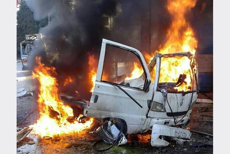 صورة وزعتها وكالة الأنباء السورية لسيارة تحترق في اللاذقية بعد انفجار سيارة مفخخة فيها