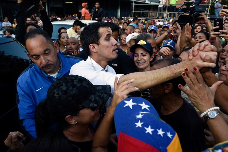 رئيس البرلمان الفنزويلي المنتخب حديثا خوان غوايدو بين أنصاره