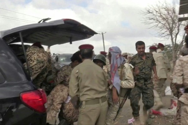 لقطة من فيديو لإجلاء مصابين بعد هجوم بواسطة طائرة مسيّرة على قاعدة العند في 10 يناير 2019