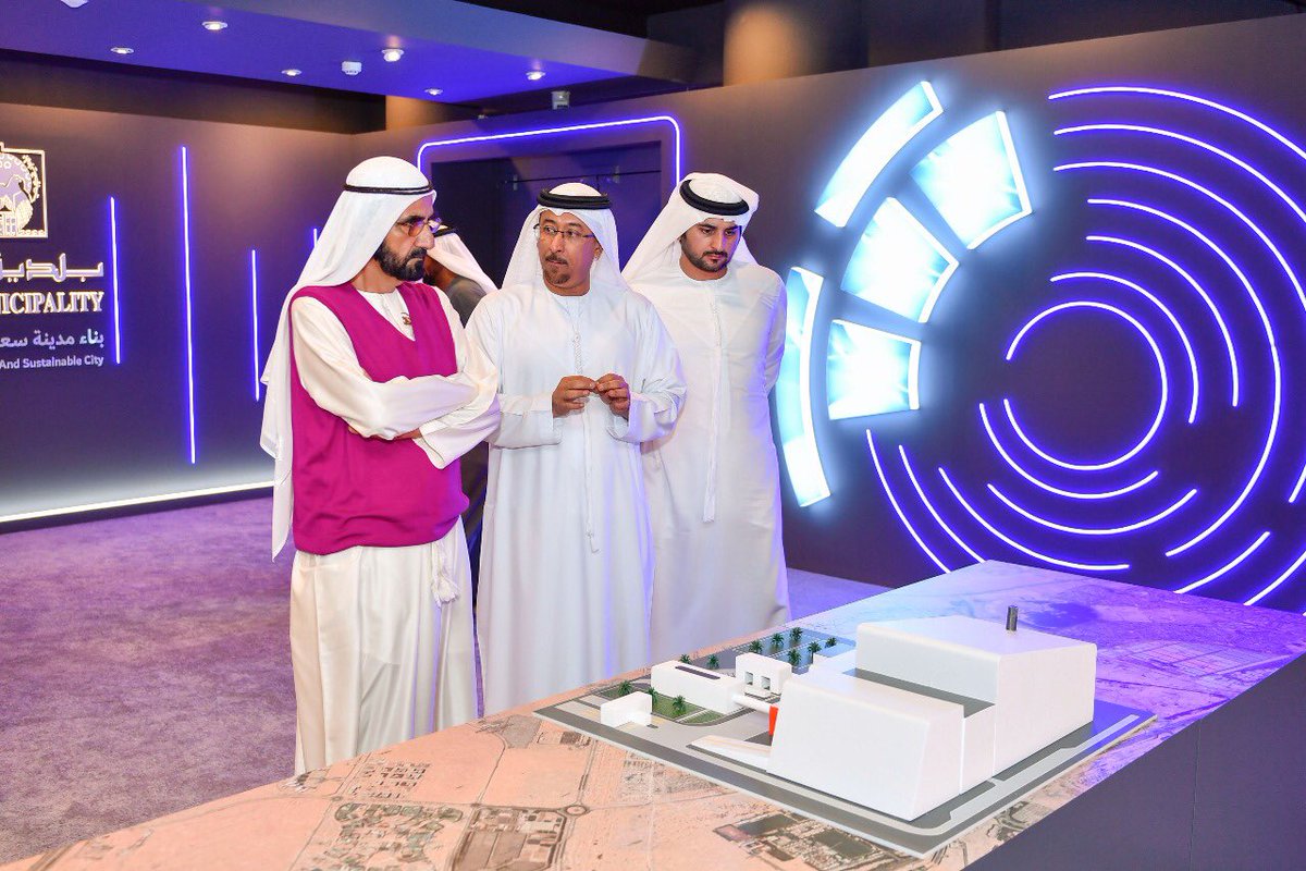 الشيخ محمد بن راشد خلال زيارته لمقر بلدية دبي 
