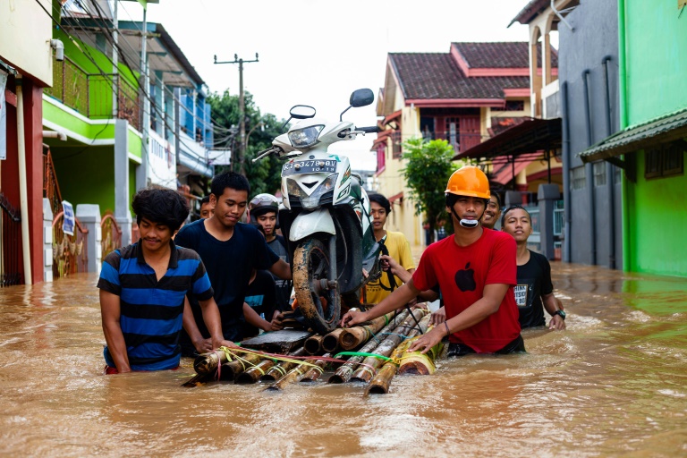 30 قتيلا في فيضانات وانزلاقات التربة في اندونيسيا