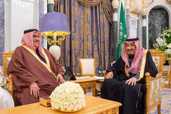 العاهل السعودي خلال استقبال وزير الخارجية البحريني
