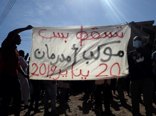مئات السودانيين يحتجون في أم درمان بعد وفاة متظاهر