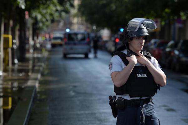 توقيف ثلاثة من أقارب أحد منفذي اعتداءات باريس 2015