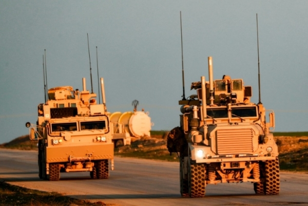 آليات أميركية على طريق قرب بلدة تل بيدر في ريف محافظة الحسكة في 21 ديسمبر 2018