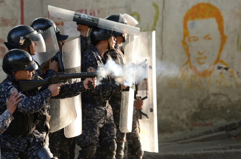 شرطة مكافحة الشغب تصد متظاهرين في كراكاس 