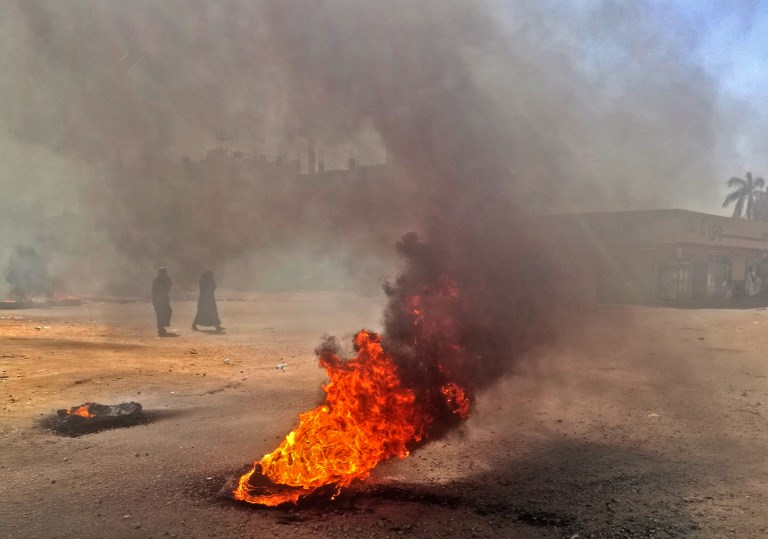 الشرطة السودانية تشتبك مجددا مع محتجين في أم درمان