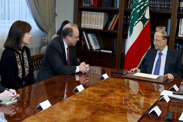 الرئيس ميشال عون خلال اجتماعه مع وزير الخزانة الأميركية لشؤون مكافحة تمويل الإرهاب مارشال بيلينغسلي